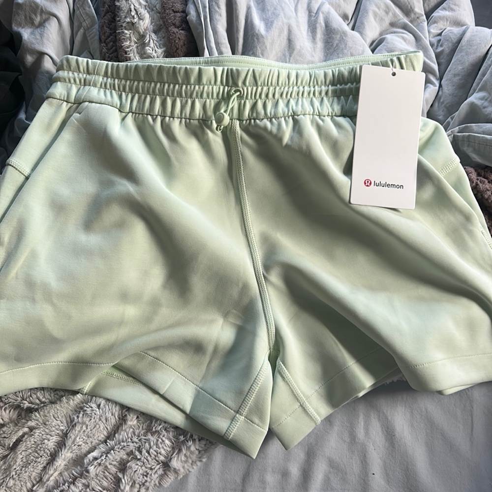 NWT lululemon softstreme hr short 4”